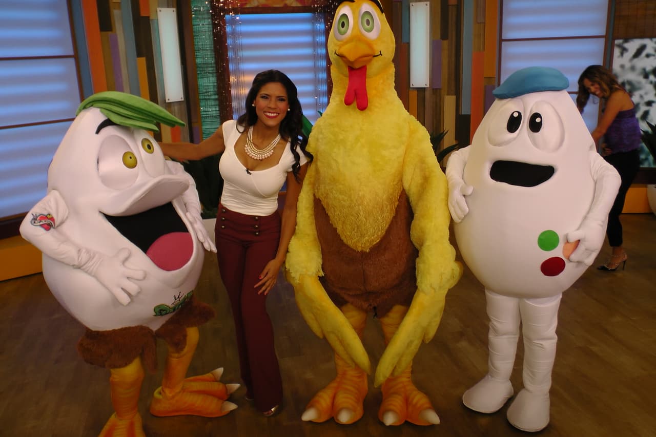 Este gallo encontró a una guapa gallinita.