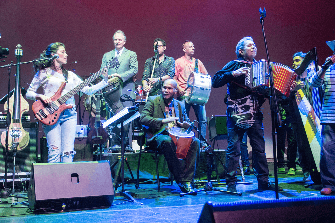 De izquierda a derecha: Esther Rojas, directora musical del concierto; Roger Brown, presidente de Berklee College of Music; banda de músicos de Carlos Vives y Egidio Cuadrado, durante la prueba de 'La tierra del olvido'.