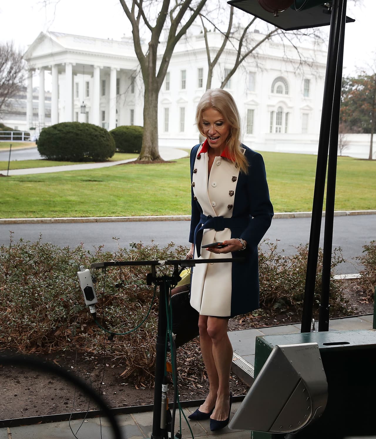 Kellyanne Conway no solo resaltó por su peculiar y poco apropiado atuendo entre los asistentes a la posesión de Donad Trump, sino que le dejó saber al mundo que estaba dispuesta a 
<b><a href="http://www.univision.com/estilo-de-vida/trending/este-abrigo-de-kellyann-conway-le-costo-3-600-dolares-y-unos-cuantos-memes">pagar 3,600 dólares por una pieza como esa</a></b>. Muchos esperaban que esa fuera su mayor locura, pero conforme pasan los días, esa esperanza se ha ido desvaneciendo.