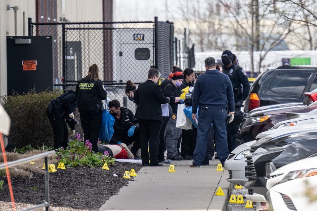 En 
<b>Indianápolis, Indiana</b>, hubo hasta noviembre 
<b>246 homicidios, </b>superando el récord establecido tan solo el año pasado. En esta ciudad ocurrió este año uno de los tiroteos más graves: nueve muertos y siete heridos 
<a href="https://www.univision.com/noticias/tiroteos/incrementos-tiroteos-masivos-estados-unidos-temores-escuelas">en instalaciones de FedEx. </a>