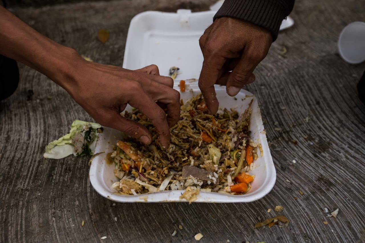 "Uno consigue desperdicios, pedazos de huesos baboseados de la gente, comida que botan en mal estado. Una la escoge y ve qué es lo que sirve para comer y así mismo me la como, a riesgo agarrar una amibiasis", agrega Perdomo. Ya se ha enfermado semanas enteras lo cual,
<a href="http://www.univision.com/noticias/medicina-y-farmacia/asi-se-vive-la-escasez-dentro-de-una-farmacia-en-venezuela">en medio de la escasez de medicinas</a> y
<a href="http://www.univision.com/noticias/salud/a-los-medicos-venezolanos-les-quita-el-sueno-ejercer-en-medio-de-la-escasez-e-inseguridad">la crisis del sistema público de salud</a>, añade un problema más a su situación.
<b>"En los hospitales no te quieren atender, tiene que ser una emergencia muy grave, que llegues muriéndote para que te puedan atender"</b>, se queja.