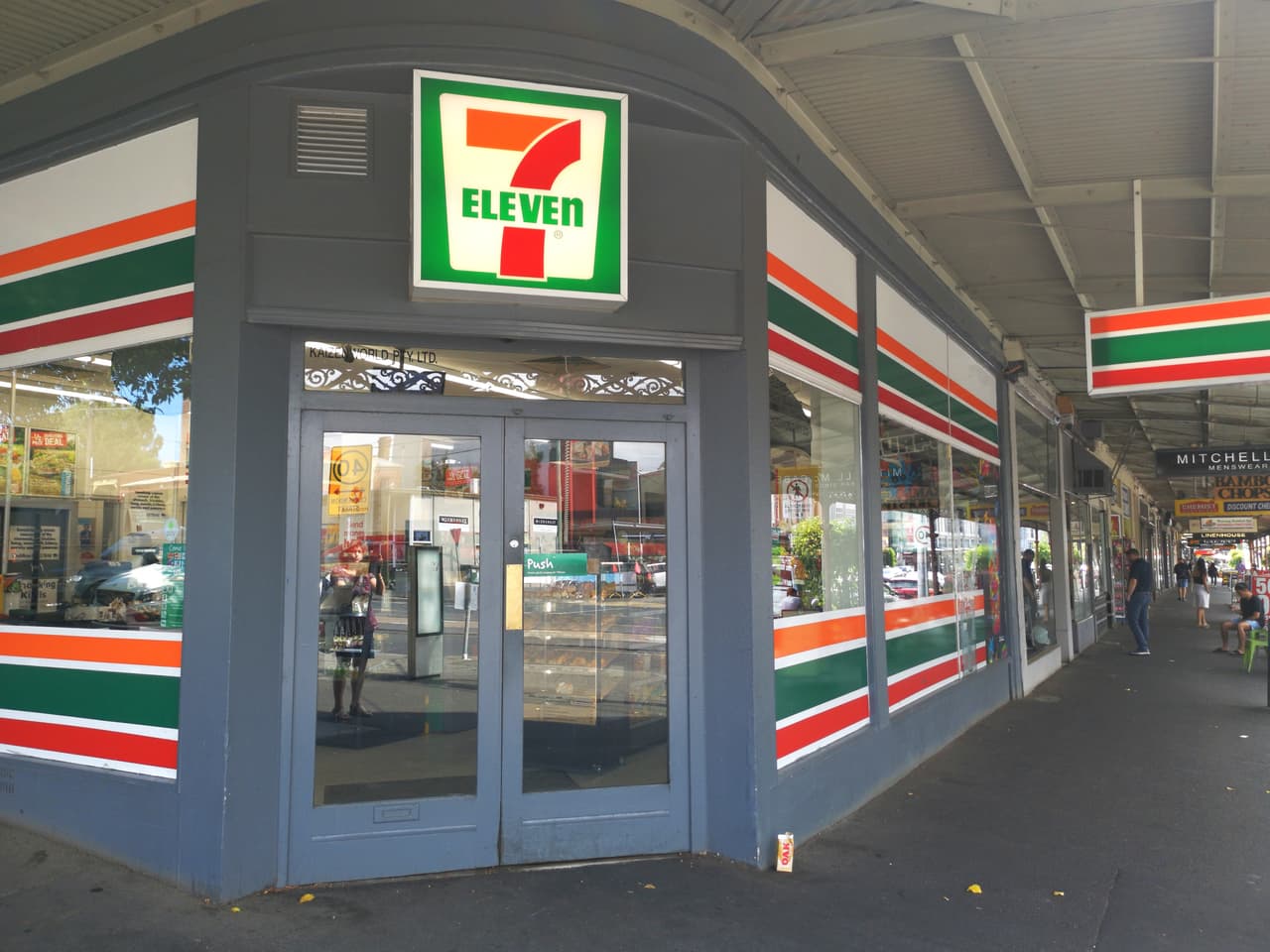 <b>7 Eleven.</b> La cadena de tiendas de conveniencia más grande del mundo anunció que contratará a más de 20,000 personas en todo el país. Algunos serán empleados para hacer entregas a través de la aplicación 7NOW, donde se solicita a domicilio alimentos y productos de salud en aproximadamente 400 ciudades.