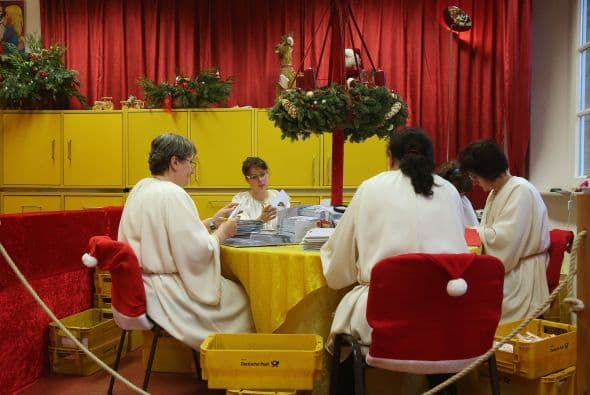 Los empleados de Deutsche Post que responden una a una las cartas de los pequeños.