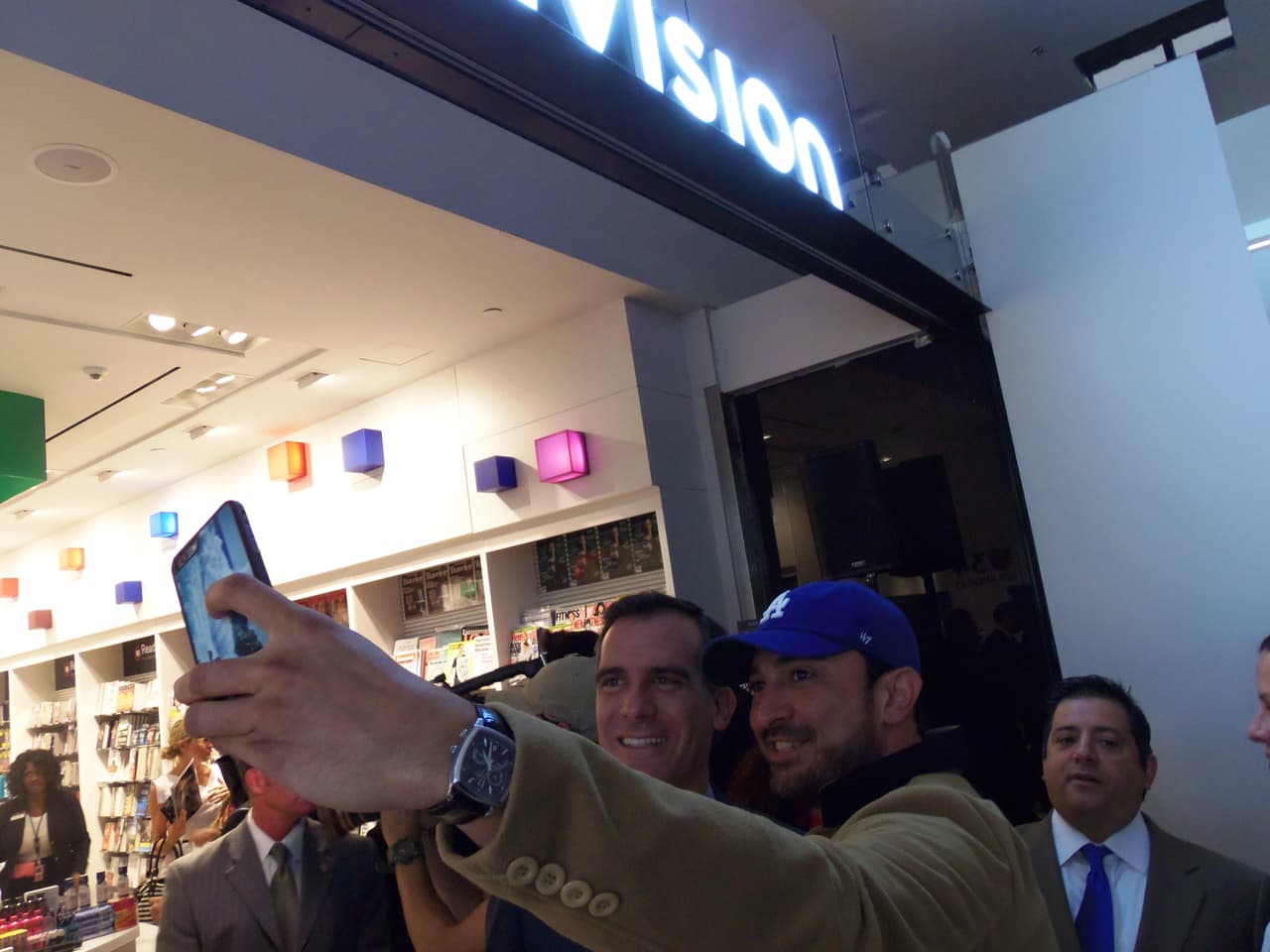 Así se festejó la inauguración de la tienda de Univision en LAX