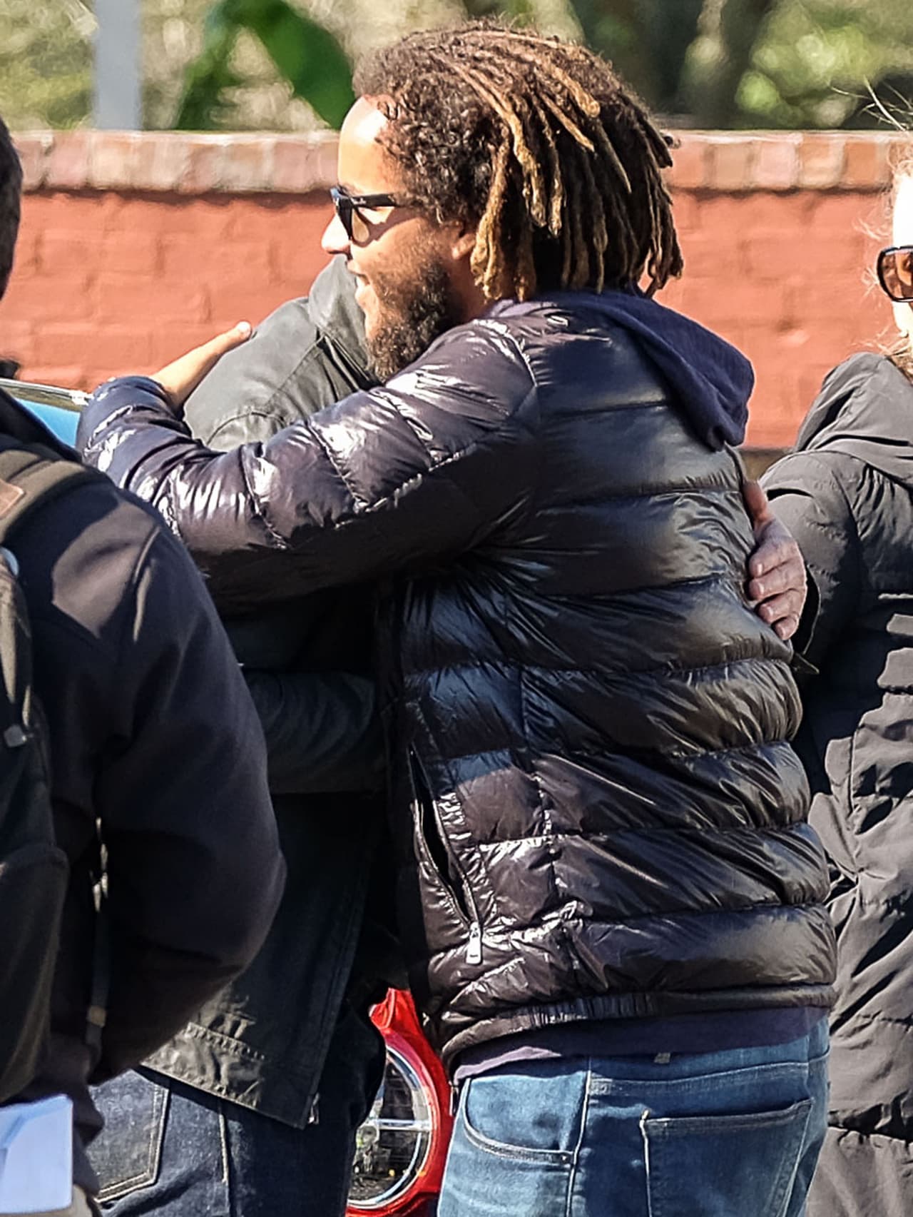 Ambos se dieron un abrazo muy efusivo.