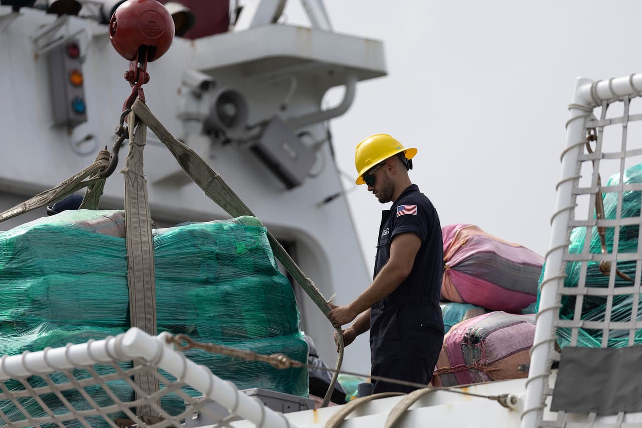 Estos decomisos fueron presentados a la prensa por el almirante Karl Schultz, comandante del Guardacostas de EEUU.