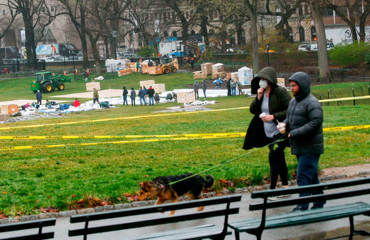Un hospital de campaña comenzó a construirse este domingo 29 de marzo en el Central Park de Nueva York y se espera que desde el martes pueda atender allí a pacientes con covid-19. Según el alcalde de la ciudad, Bill de Blasio, el hospital dispondrá de 68 camas que reforzarán la capacidad del hospital Monte Sinaí Oeste, situado en las inmediaciones.