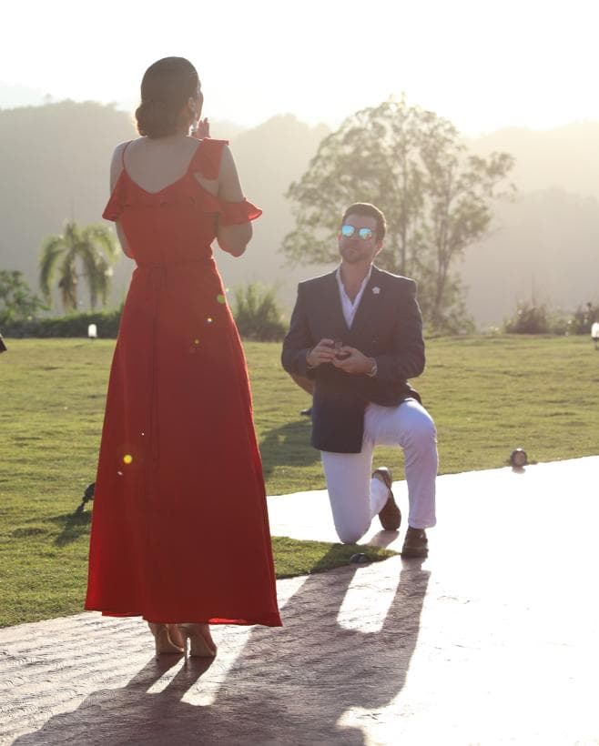 La puertorriqueña tuvo una pedida de mano muy especial en República Dominicana. En esta ocasión sus amigas de Nuestra Belleza Latina fueron cómplices de Ricardo Casanova, quien llegó en helicóptero a proponerle matrimonio.