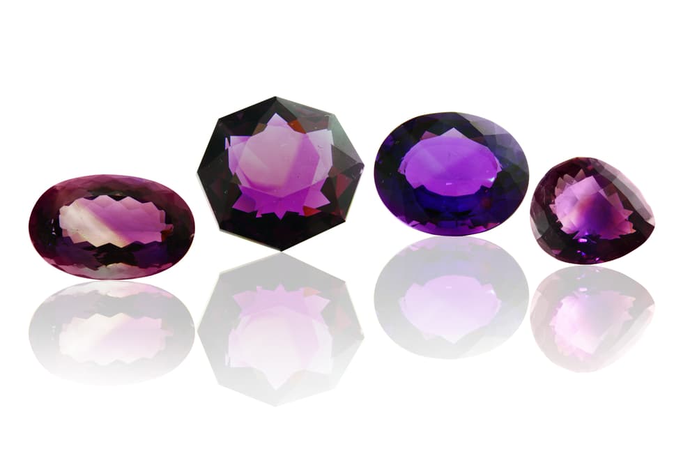 Tómate tu tiempo en cada zona de tu cuerpo para que la amatista cumpla su objetivo. Cuando hayas terminado tu purificación con ella, déjala cerca del incienso que debe seguir encendido.