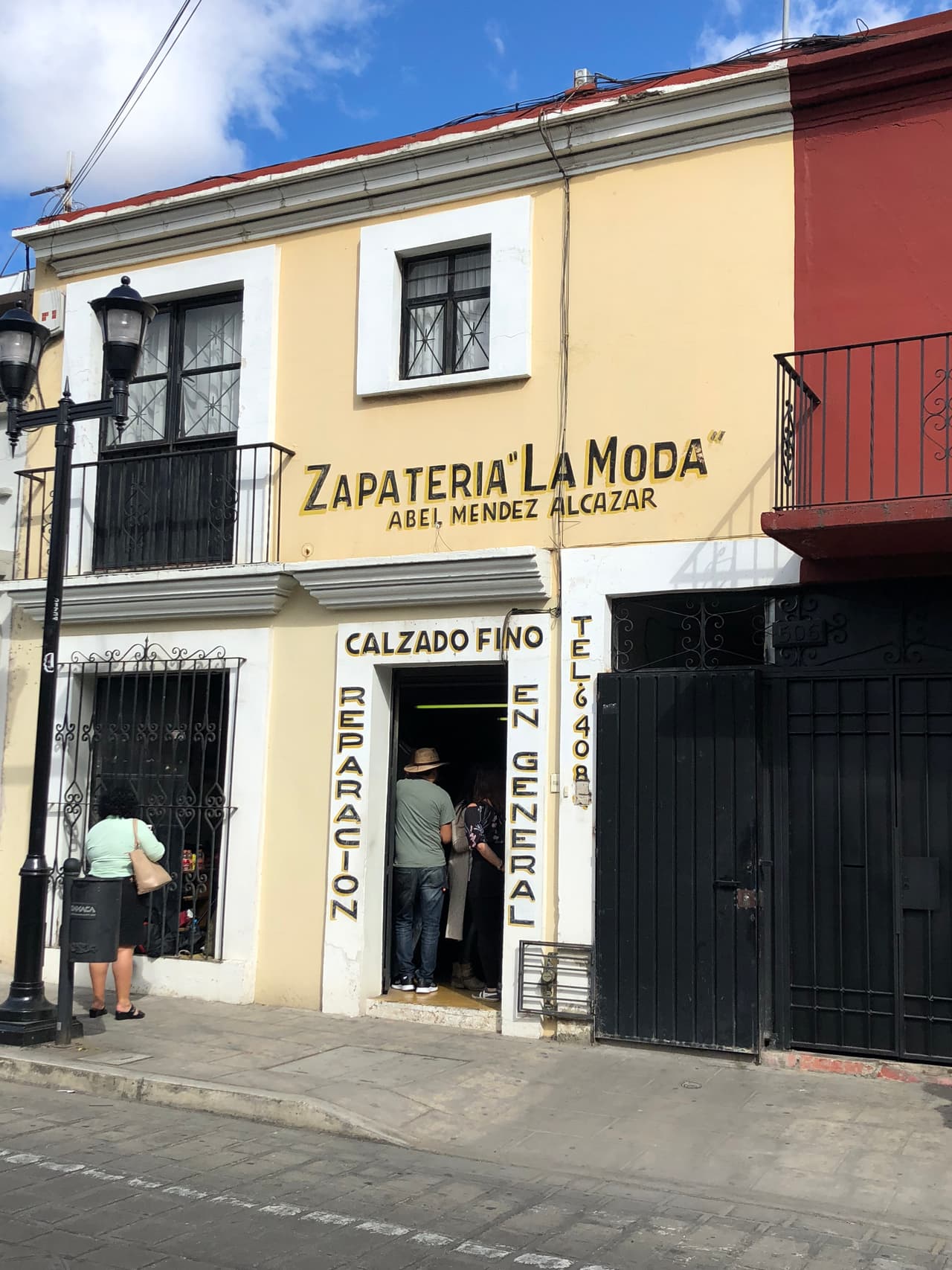 Uno de los lugares que visitó Pixar fue la Zapatería “La Moda”, en la ciudad de Oaxaca. Sus dueños llevan en este negocio 150 años, cinco generaciones han aprendido a diseñar y elaborar los zapatos.