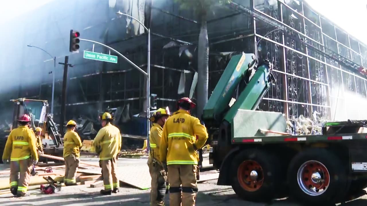 Exigen una investigación sobre las causas del incendio masivo en Boyle Heights