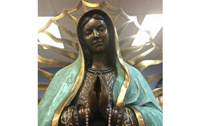 Las 'lágrimas de aceite' de la estatua de una virgen tienen a dos sacerdotes de una pequeña iglesia buscando explicaciones