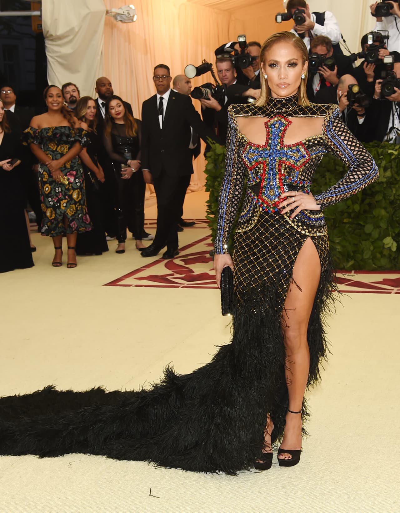 Para la Met Gala 2018, ella se alineó al ‘dress code’, “Heavenly Bodies: Fashion and the Catholic Imagination”, con una pieza de Balmain que tenía una enorme cruz en el centro, una estructura de pedrería y una cola de plumas negras.