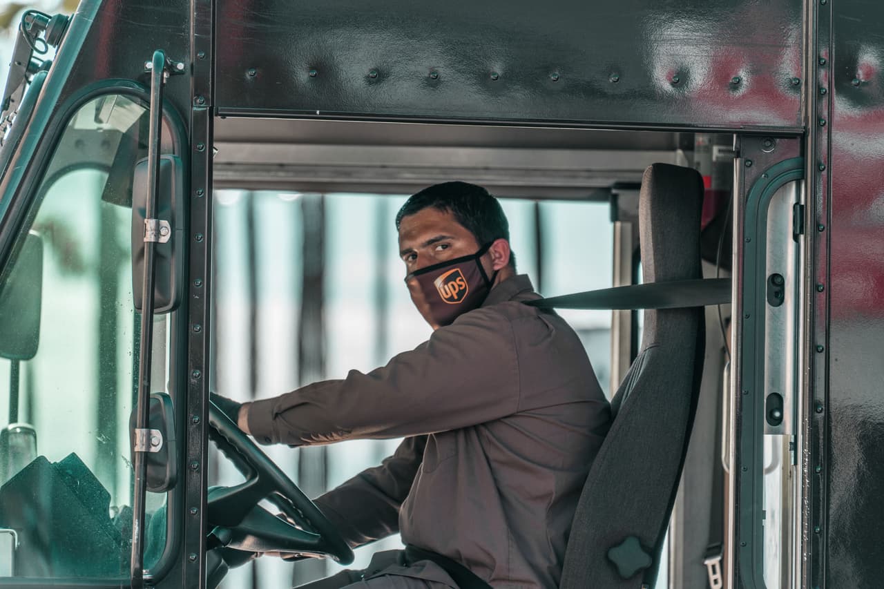 <b>Conductor de camión de reparto</b>.
<br>
<br>Salario promedio anual: 34,730 dólares.
<br>
<br>Crecimiento esperado de este empleo para 2029: 5.9%.
<br>
<br>Estos trabajadores esenciales transportan una amplia variedad de mercancías de un lugar a otro Con el aumento de las compras en línea, es una ocupación con altísima demanda.
<br>