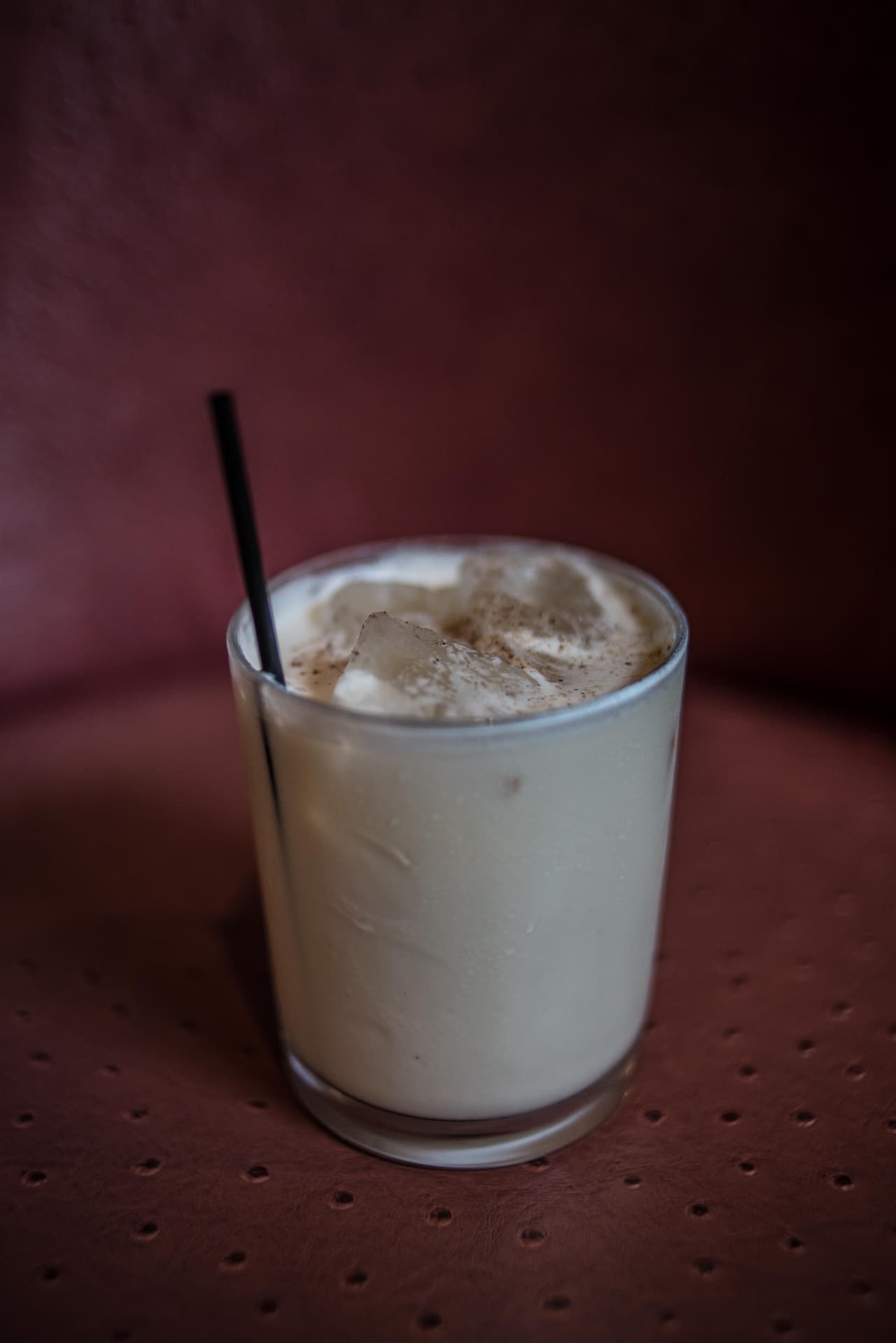 <b>El Milk Punch</b>: este coctel es la excusa perfecta para beber antes del mediodía. “Es un
<i>milk shake</i> para adultos”, me comenta la bartender del
<b><a href="http://www.brennansneworleans.com/"> Brennan’s</a></b>. Cuentan que Benjamin Franklin era un gran amante de este coctel. Es dulce y fácil de beber.
<br>
<br>Su preparación es tan simple cómo mezclar coñac, leche y hielo: agitar en la coctelera con hielo picado 2 partes de coñac, 4 partes de Leche, 1/2 parte de azúcar liquida (almíbar), colar y servir en un vaso alto; al final espolvorea con nuez moscada o vainilla.