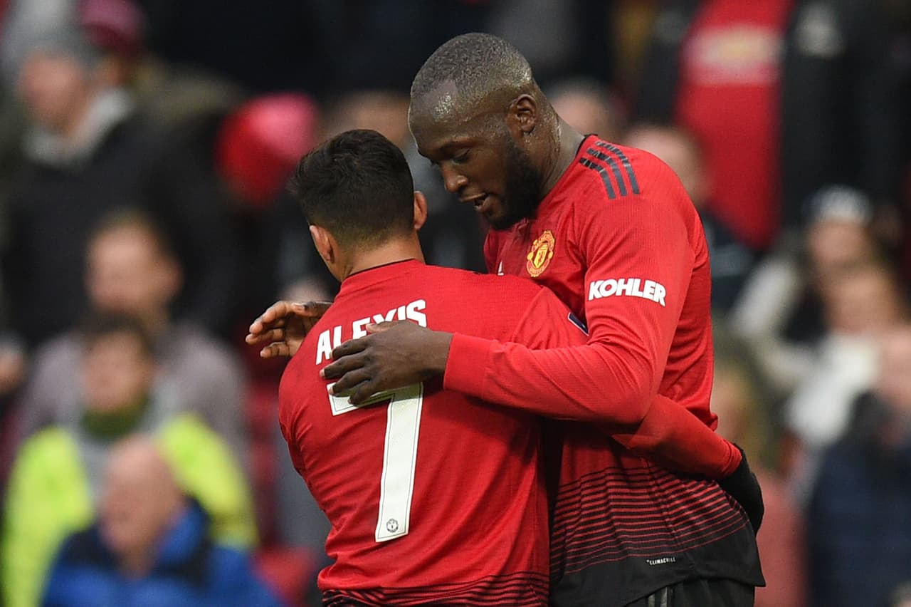 Sin duda tenía que abrazar a su compañero chileno, ya que la mitad del gol fue gracias a la gran asistencia.