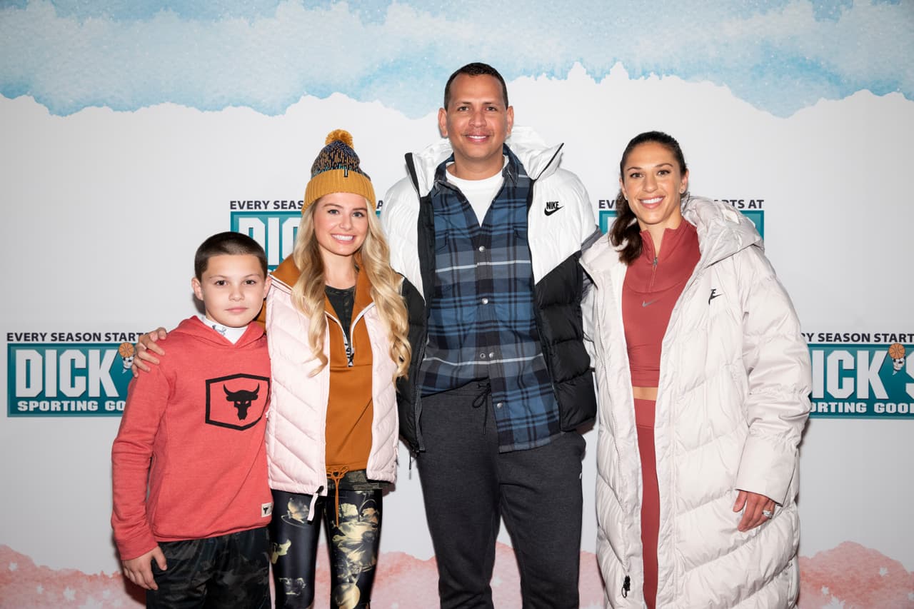 "A medida que la ropa y el calzado casual continúan insertándose con la cultura deportiva, está claro que más que nunca los atletas están liderando el camino para establecer tendencias de moda", dijo Rodríguez, citado en 
<b><a href="http://investors.dicks.com/file/Index?KeyFile=400274638" target="_blank">un comunicado</a></b> emitido por la cadena de tiendas.