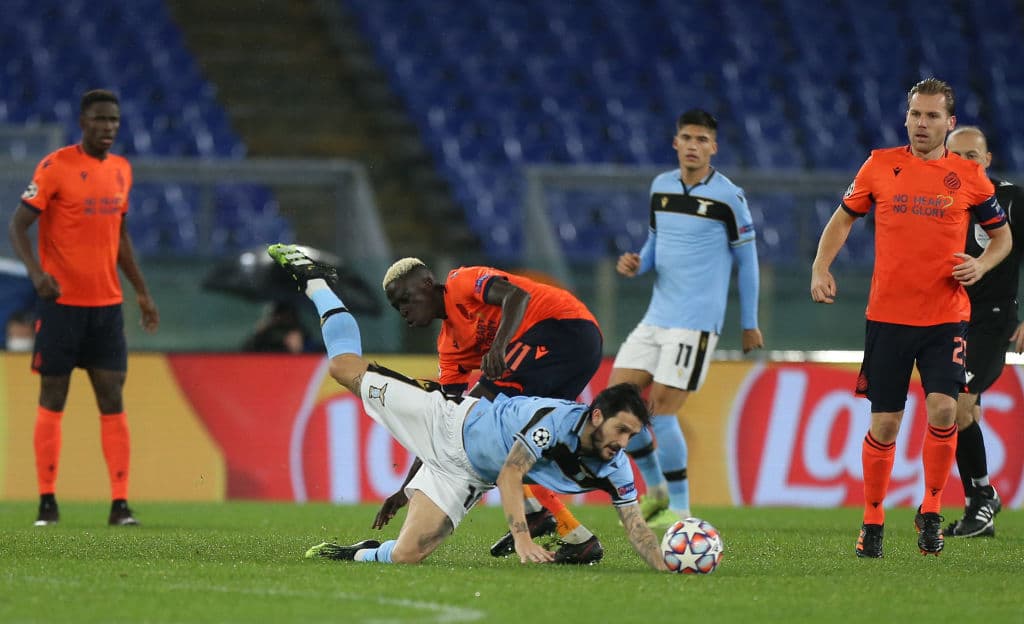 Correo (12’) adelantó al conjunto italiano. Vormer (15’) lo igualó, pero Immobile (27’) regresó la ventaja a los locales. Sobol (39’) dejaba al cuadro belga con 10 hombres; Vanaken (76’) regresó la paridad al marcador. Lazio clasifica a la siguiente ronda como segundo del Grupo F con 10 puntos.
