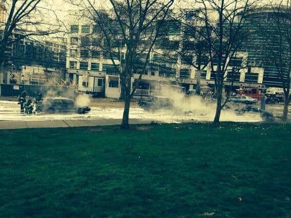 Debido al colapso, tres automóviles que estaban en la zona, fueron arrasados. Fotografía tomada del Twitter del Departamento de Bomberos.