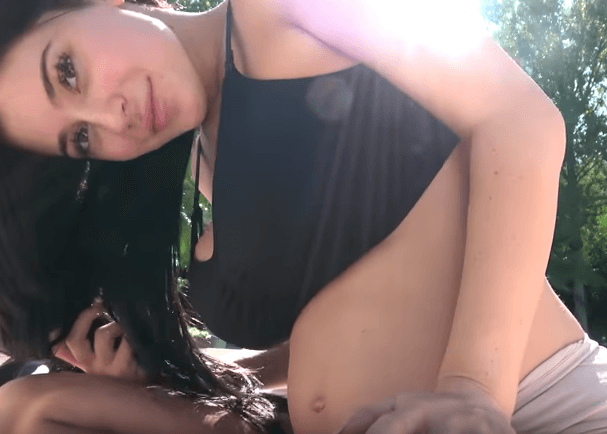 De hecho, la menor del clan Kardashian- Jenner escondió tan bien su embarazo que hizo pocas apariciones públicas, dejó de asistir a eventos sociales y hasta en redes sociales sus publicaciones fueron pocas.