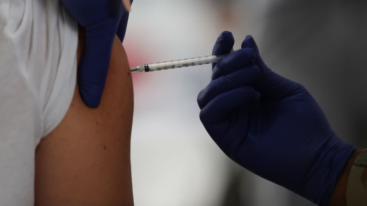 Actualmente en muchos lugares que ofrecen las vacunas de Pfizer o Moderna en el sur de Florida, como el campus norte del Miami Dade College, las personas se pueden inocular sin pedir una cita previa. 
<br>