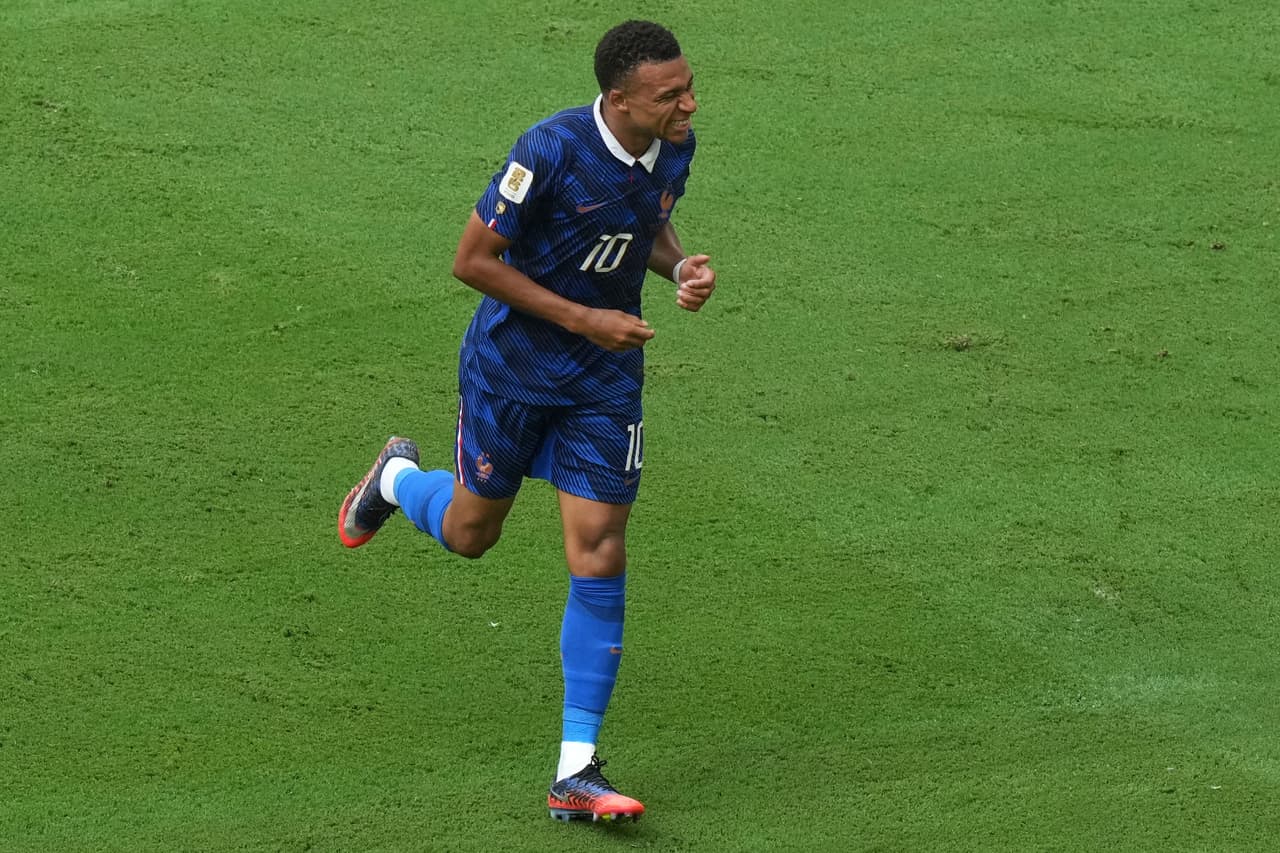 Kylian Mbappé (10), de Francia, reacciona tras fallar una oportunidad de gol durante el partido por el tercer puesto del Mundial entre Francia e Inglaterra en Miami Gardens, Florida, el sábado 18 de julio de 2026.
