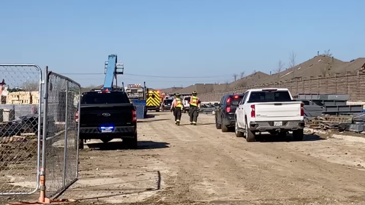 Reportan un trabajador de la construcción muerto tras el derrumbe de una grúa en Texas