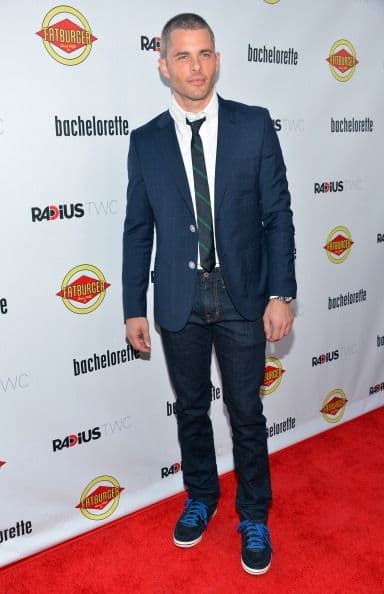 ¡Este británico sin lugar a dudas sigue tendencias! Para ocasiones formales elige trajes, desde sus versiones más clásicas, hasta algunos con colores atípicos y estampados originales.