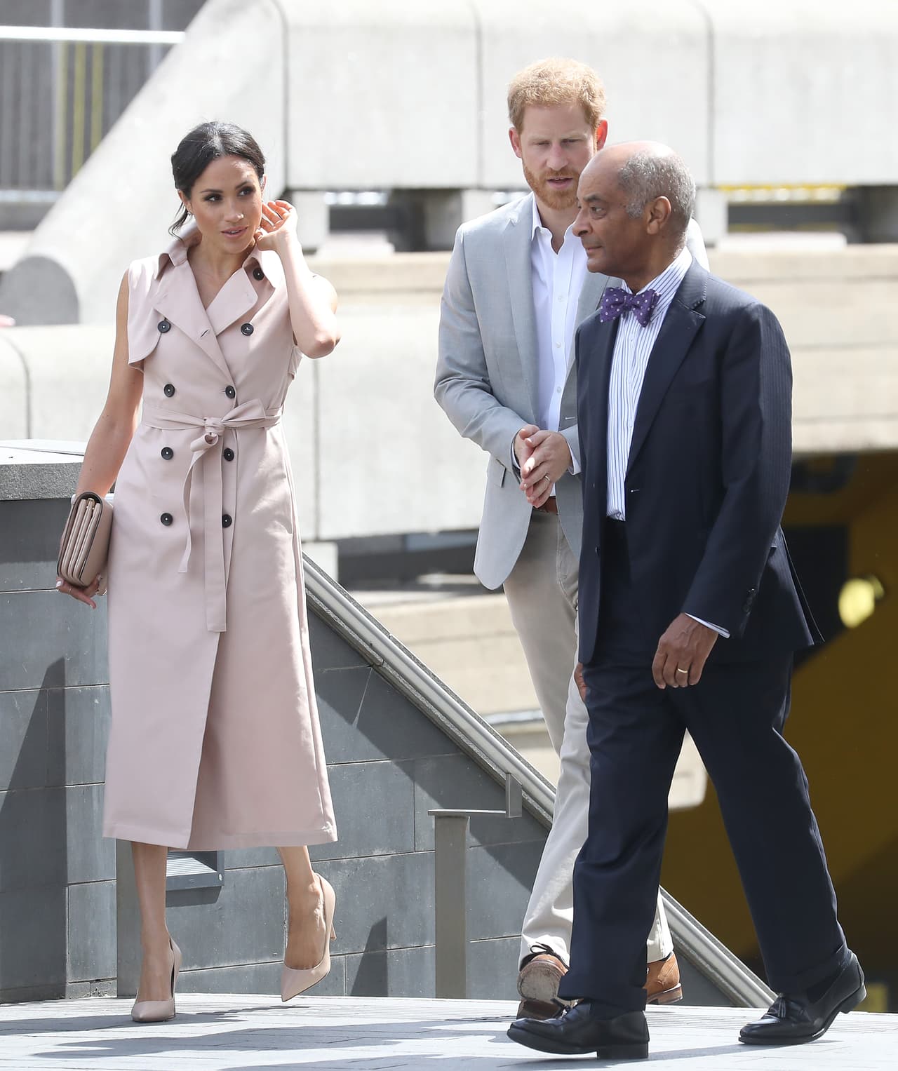 Para la ocasión la duquesa eligió -una vez más- un total look en rosa pálido, un estilo que le vimos en repetidas ocasiones justo después de su matrimonio con el príncipe Harry. Casi como si fuera un ‘deja vú’, Meghan usó la prenda de ese color de la casa canadiense Nonie ($821 dólares).