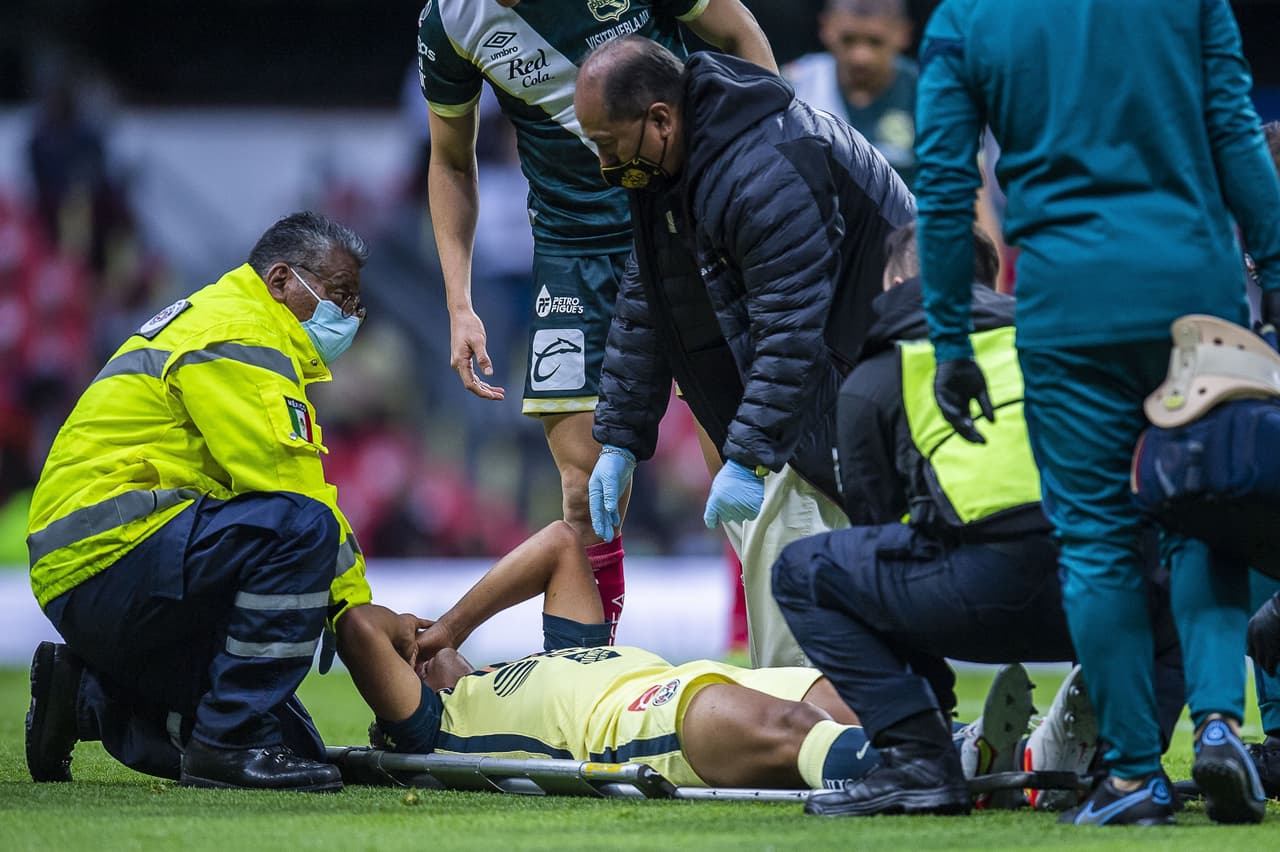 Entre lágrimas, el contención de las Águilas se retiró del campo; el problema fue en el tobillo.