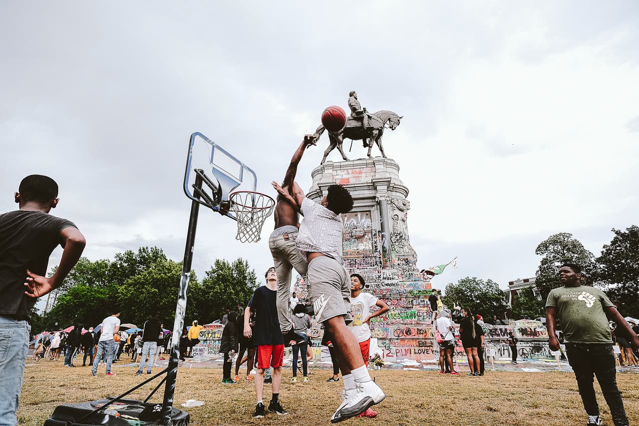 Las personas que están ejercitándose al aire libre y que mantienen la distancia social.
<br>