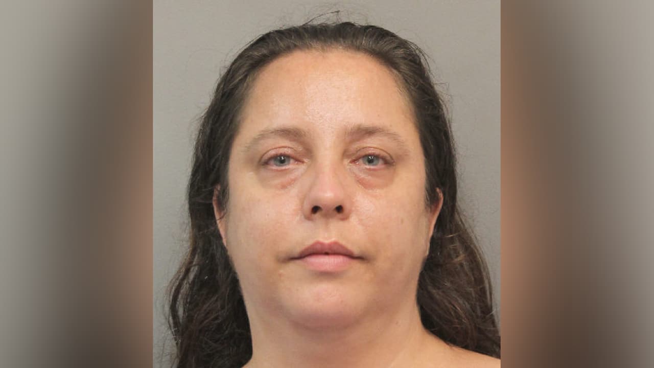 Amber Southard - También enfrenta cargos por portar un arma ilegalmente.