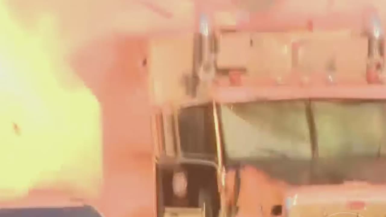 Investigan qué provocó la explosión de un camión de la policía en Los Ángeles