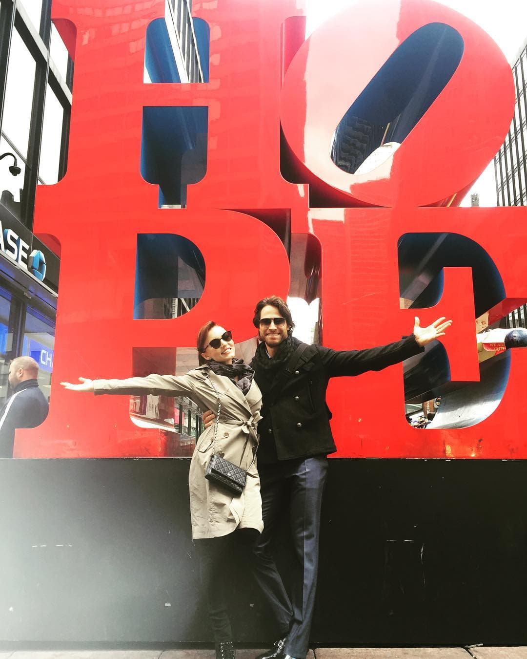 No nos queda duda de que Sebastián y la bella Angelique se divierten juntos.