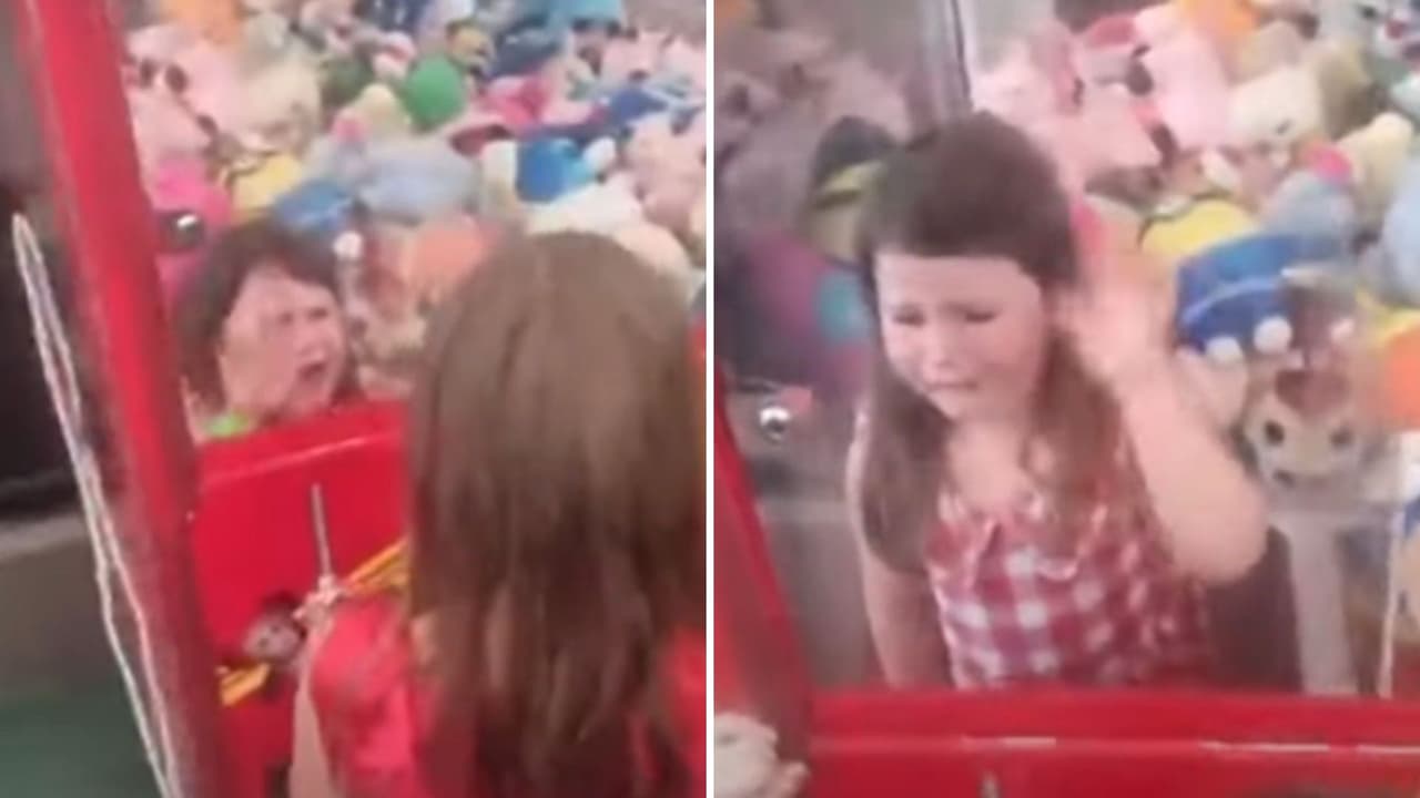 Niña australiana de 4 años quedó atorada dentro de una máquina de peluches