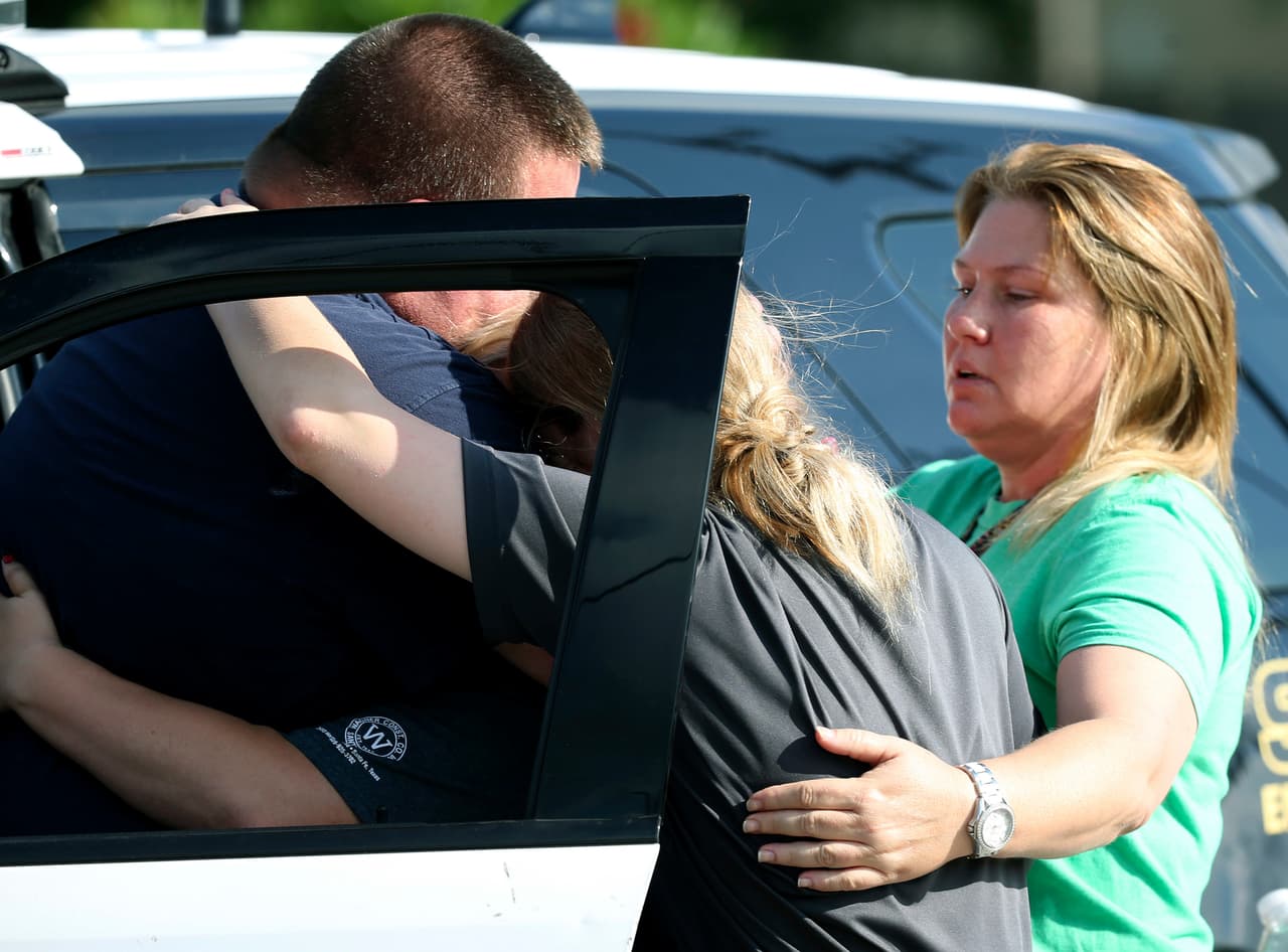 El sospechoso dejó escrito en su computadora y teléfono celular que tenía inicialmente la intención de suicidarse pero, según reveló el gobernador, luego confesó a las autoridades que no tuvo el coraje de hacerlo.