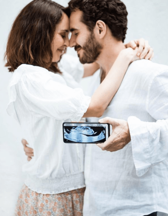 <b>Irán Castillo </b>
<br>El 26 de septiembre
<a href="https://www.univision.com/famosos/bebe-y-boda-en-camino-iran-castillo-recibe-anillo-de-compromiso-y-confirma-que-sera-mama-video">la intérprete mexicana</a> anunció una sorpresa doble a través de sus redes sociales. Se comprometió con su novio Pepe Ramos y además, están esperando a su primer bebé juntos, el segundo de ella.