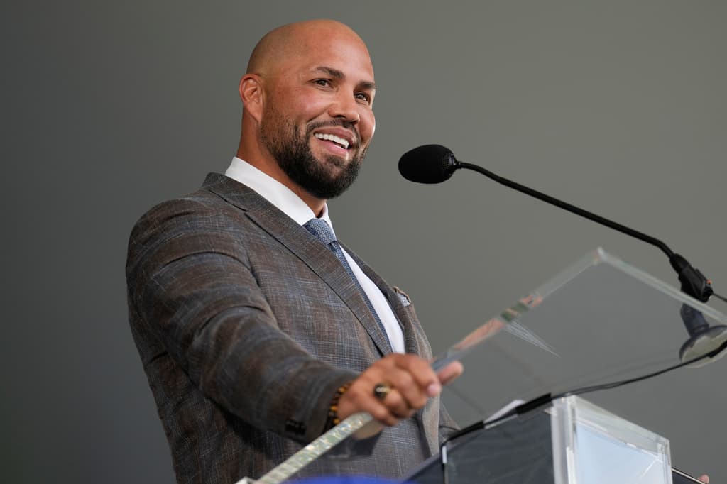 Ingresó al Salón de la Fama en su cuarto año de elegibilidad, en la boleta de la Asociación de Escritores de Béisbol de Norteamérica, al asegurar el 84.2% de los votos, informó AP.
<br>
<br>En su mensaje en Cooperstown, el domingo, Beltrán dedicó unas palabras a su isla. "A Puerto Rico, gracias por demostrarme honestamente que 
<b>se puede llegar lejos sin olvidar de dónde uno es</b>... [...] Siempre que jugué béisbol, quise representar a mi isla", expresó.