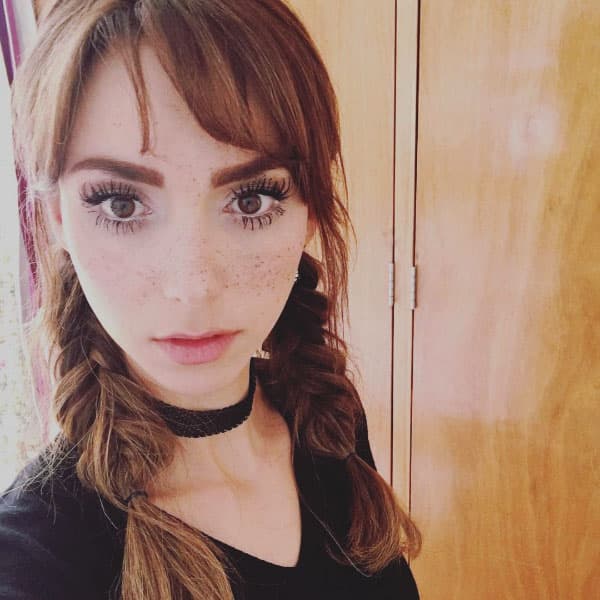 Ella es una de las conductoras, es quien nos pone al día sobre lo que publican los famosos en las redes sociales.