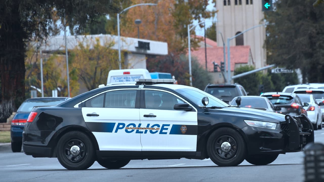 Policía de Bakersfield logra acuerdo con fiscalía de California para implementar reformas