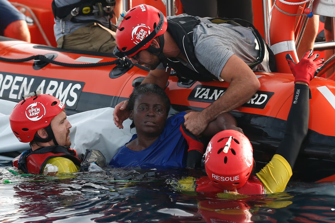 Miembros de la ONG española 'Proactiva Open Arms' rescataron a unas 85 millas de la costa libia en el Mediterráneo a Josefa, una camerunesa de 40 años de edad que había luchado por mantenerse con vida durante dos días en el mar. La joven había abandonado su país para huir de la violencia de género.
