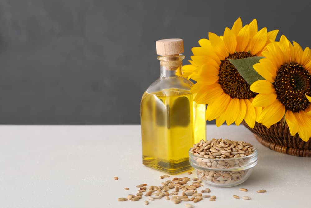Es por esto que el aceite de girasol se relaciona con mejorar el estado de ánimo y fortalecer el autoestima. Como la flor siempre busca el Sol, nos da la fuerza para tener mejores pensamientos positivos y alejar los depresivos.
