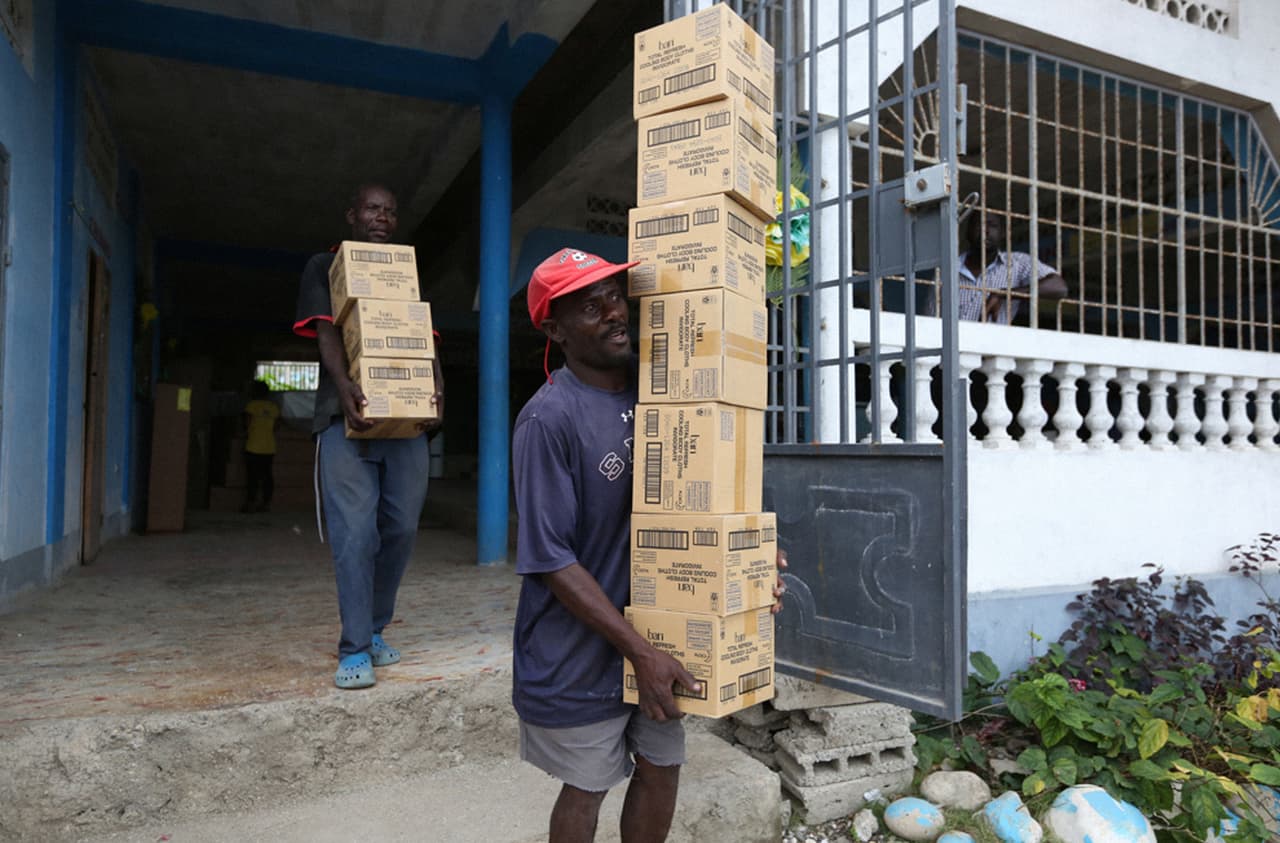 Camiones con alimentos, cobijas, productos de aseo personal, estufas de keroseno y lonas han sido donados por almacenes Port-au-Prince para ayudar a estas familias.