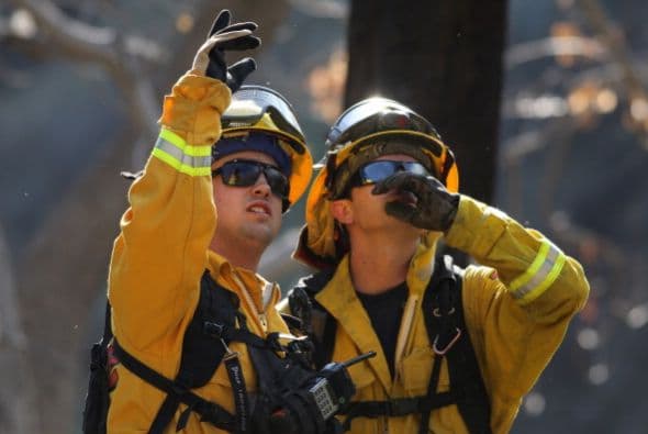 Durante 5 días más de 1000 bomberos por aire y tierra han tratado de contener las llamas en las colinas de Glendora sin éxito, pero son optimistas de que el fin se acerca esta semana. El incendio conocido como Colby Fire, dejó en claro que las condiciones climáticas de California hacen del estado una zona explosiva, con una sequía que ha superado los históricos. Más información: Incendio en Glendora, terror en las montañas del Valle de San Gabriel
