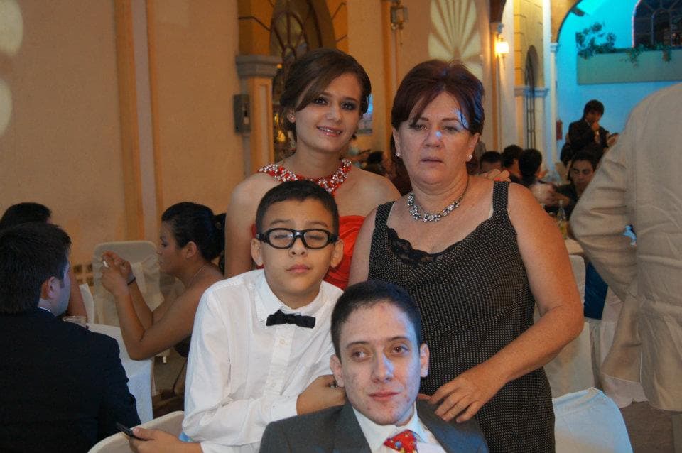 Rodrigo, a pesar de ser el sobrino y nieto de la familia se convirtió en una especie de hermano menor de sus tíos Gerardo y Laura (hermanos de su mamá), de tal manera que era un hijo más para doña Reyna, quien además de sufrir la pérdida de su hija mayor, había tenido que enfrentar la poliomelitis que le aquejó al segundo de ellos.