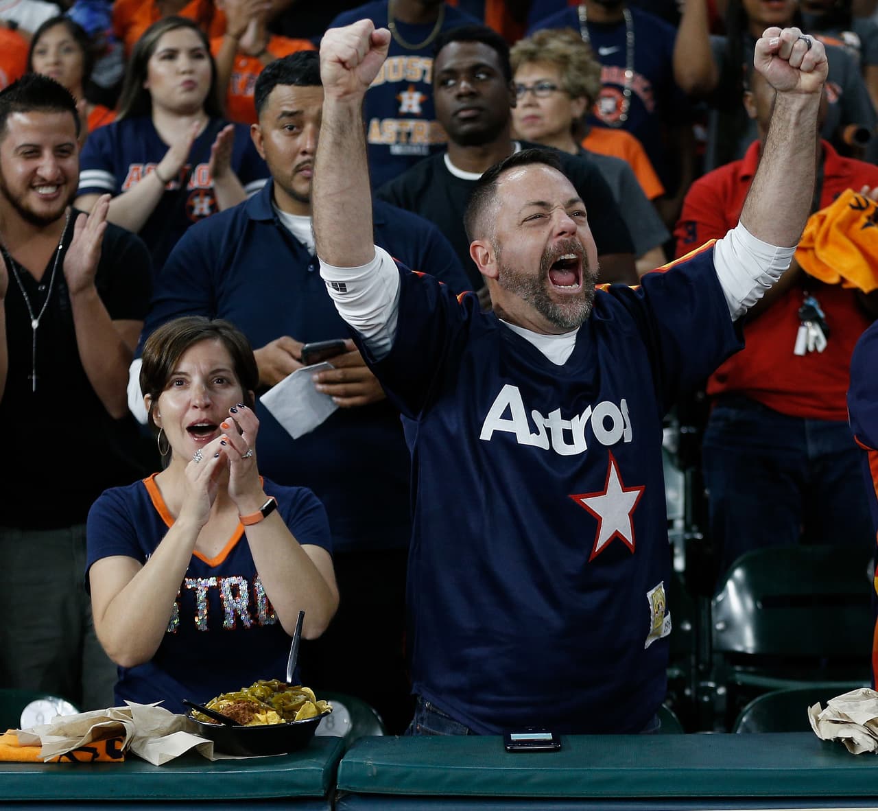 La alegría y emoción se tomó a los todos los hinchas de Houston Astros campeón de la Serie Mundial, entre los más jóvenes y algunas bellas mujeres, en una celebración gigante.