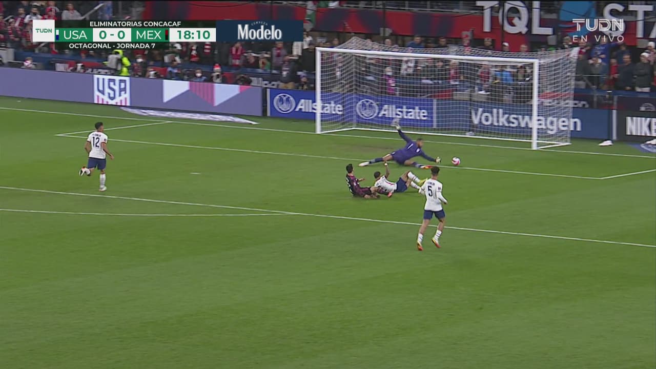 ¡El show de Steffen! Impide la anotación del 'Chucky' Lozano