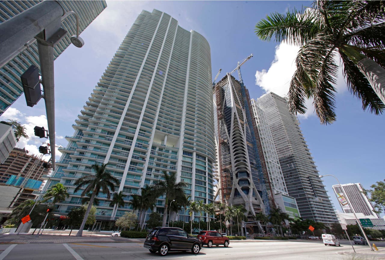 Una imagen de los enormes edificios y construcciones de gran altura en el centro y los alrededores de Miami. E huracán Irma amenaza con golpear a Miami con vientos poderosos y un peligro se cierne sobre el horizonte de la ciudad: decenas de enormes grúas de construcción, que -según detalla la agencia de noticias AP- no fueron diseñadas para soportar una tormenta de la ferocidad de Irma. Autoridades advierten a quienes viven cerca de estos 'gigantes' que evacúen.