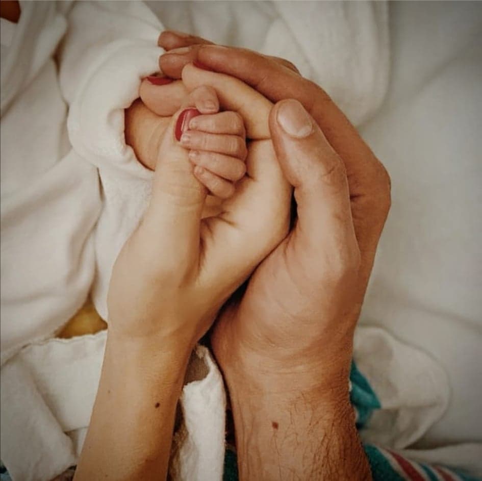 Los esfuerzos y sacrificios que atraviesa por 
<b><a href="https://www.univision.com/famosos/claudia-alvarez-pide-que-no-se-alebresten-a-quienes-la-criticaron-por-esta-sesion-de-fotos-de-su-bebe-video" target="_blank">su hija</a></b> no impiden que Claudia Álvarez califique la experiencia como "hermosa".