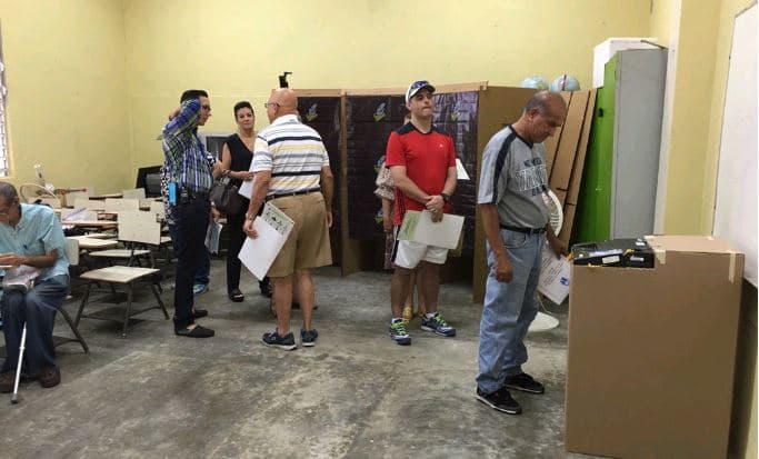 Entre confusión y pocos incidentes debuta el escrutinio electrónico en Puerto Rico